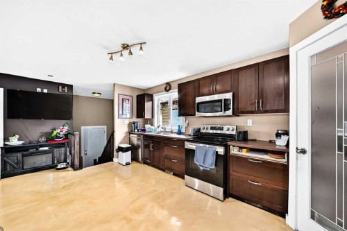 7616 23 Street Se, Calgary, AB - Indoor Photo Showing Kitchen