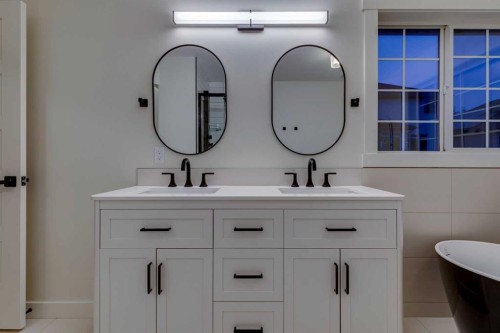 16 Simcrest Point Sw, Calgary, AB - Indoor Photo Showing Bathroom