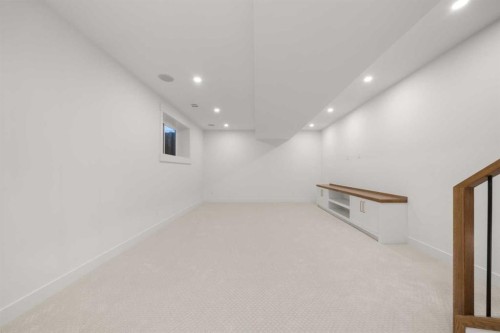 1807 32 Avenue Sw, Calgary, AB - Indoor Photo Showing Other Room