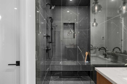 1807 32 Avenue Sw, Calgary, AB - Indoor Photo Showing Bathroom
