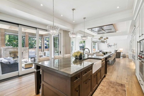 1623 49 Avenue Sw, Calgary, AB - Indoor Photo Showing Kitchen With Upgraded Kitchen