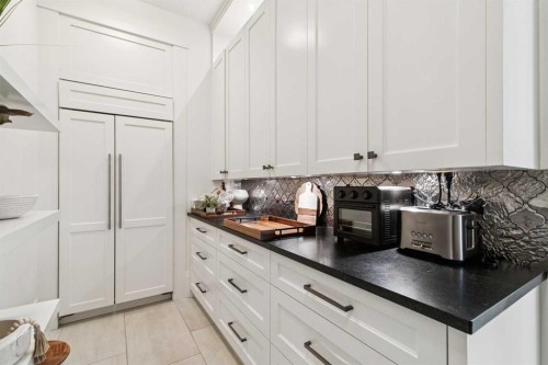 1623 49 Avenue Sw, Calgary, AB - Indoor Photo Showing Kitchen