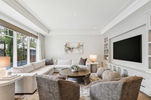 1623 49 Avenue Sw, Calgary, AB - Indoor Photo Showing Living Room