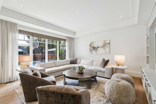 1623 49 Avenue Sw, Calgary, AB - Indoor Photo Showing Living Room