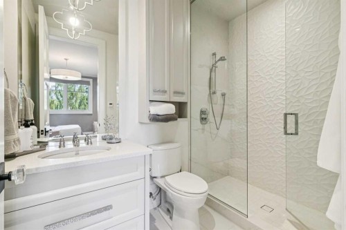 1623 49 Avenue Sw, Calgary, AB - Indoor Photo Showing Bathroom
