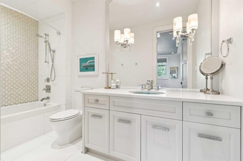 1623 49 Avenue Sw, Calgary, AB - Indoor Photo Showing Bathroom