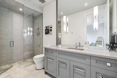 1623 49 Avenue Sw, Calgary, AB - Indoor Photo Showing Bathroom