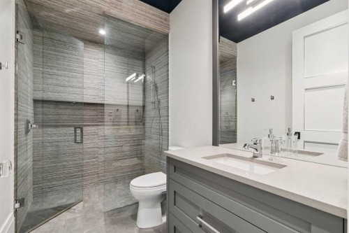 1623 49 Avenue Sw, Calgary, AB - Indoor Photo Showing Bathroom