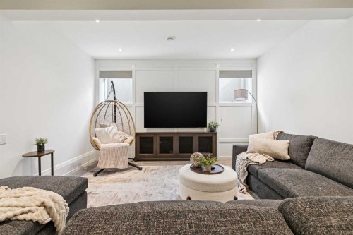 1623 49 Avenue Sw, Calgary, AB - Indoor Photo Showing Living Room