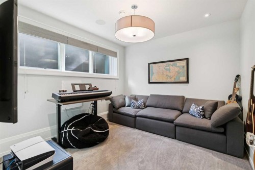 1623 49 Avenue Sw, Calgary, AB - Indoor Photo Showing Living Room