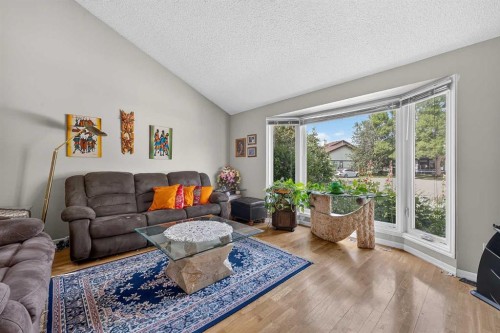 36 Templegreen Bay Ne, Calgary, AB - Indoor Photo Showing Living Room