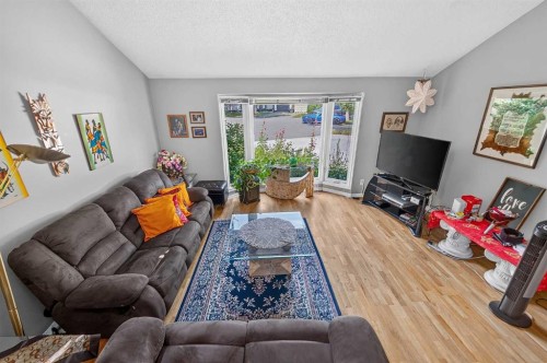 36 Templegreen Bay Ne, Calgary, AB - Indoor Photo Showing Living Room