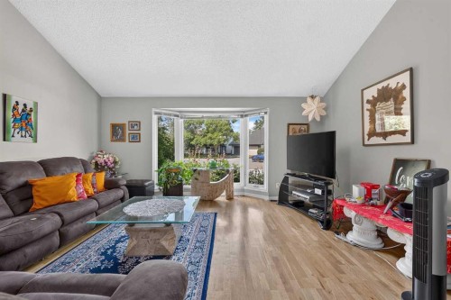 36 Templegreen Bay Ne, Calgary, AB - Indoor Photo Showing Living Room