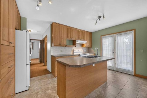 5048 Vanstone Crescent Nw, Calgary, AB - Indoor Photo Showing Kitchen With Double Sink