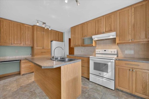 5048 Vanstone Crescent Nw, Calgary, AB - Indoor Photo Showing Kitchen With Double Sink