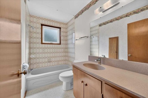 5048 Vanstone Crescent Nw, Calgary, AB - Indoor Photo Showing Bathroom