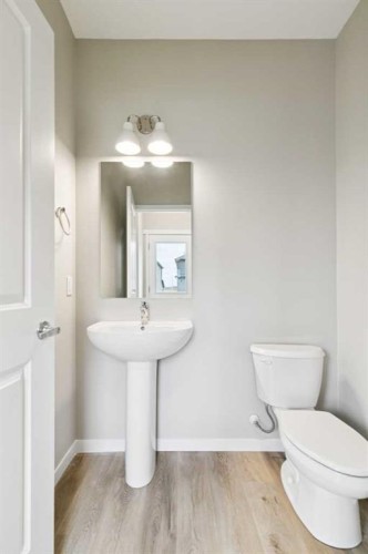 413 Hotchkiss Drive Se, Calgary, AB - Indoor Photo Showing Bathroom