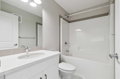 413 Hotchkiss Drive Se, Calgary, AB - Indoor Photo Showing Bathroom