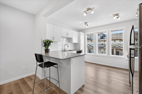 246 Cranbrook Square Se, Calgary, AB - Indoor Photo Showing Kitchen