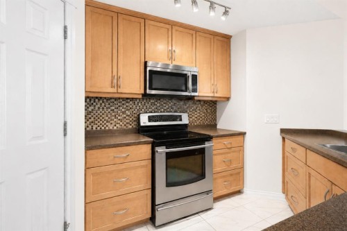 7305-14 Hemlock Crescent Sw, Calgary, AB - Indoor Photo Showing Kitchen
