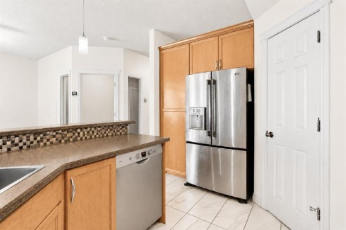 7305-14 Hemlock Crescent Sw, Calgary, AB - Indoor Photo Showing Kitchen