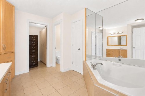 7305-14 Hemlock Crescent Sw, Calgary, AB - Indoor Photo Showing Bathroom