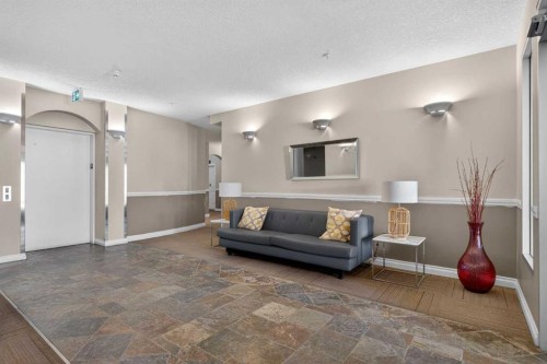 7305-14 Hemlock Crescent Sw, Calgary, AB - Indoor