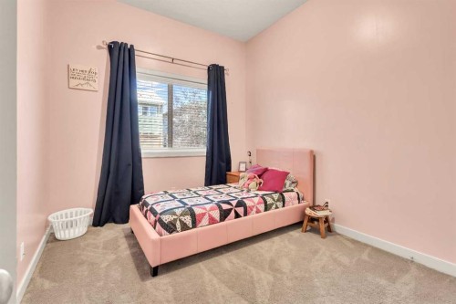 21 Evansfield Way Nw, Calgary, AB - Indoor Photo Showing Bedroom
