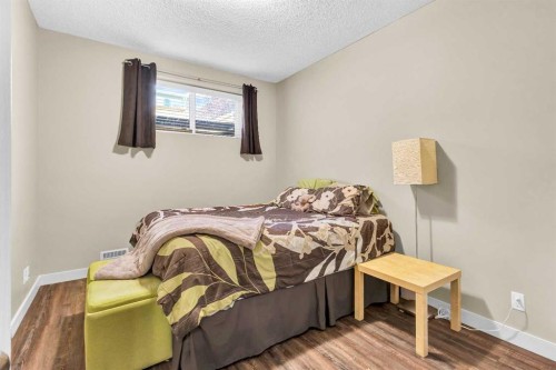 21 Evansfield Way Nw, Calgary, AB - Indoor Photo Showing Bedroom