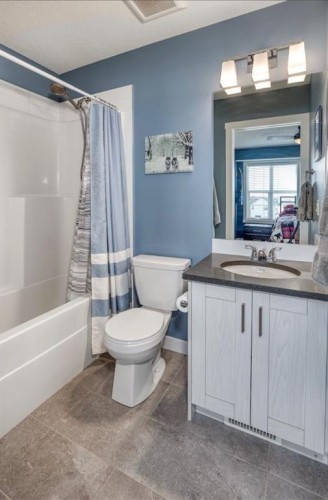 258 Copperleaf Way Se, Calgary, AB - Indoor Photo Showing Bathroom