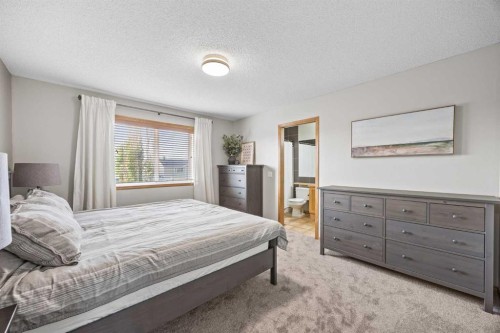 4446 Elgin Avenue Se, Calgary, AB - Indoor Photo Showing Bedroom