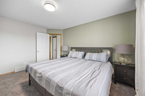 4446 Elgin Avenue Se, Calgary, AB - Indoor Photo Showing Bedroom
