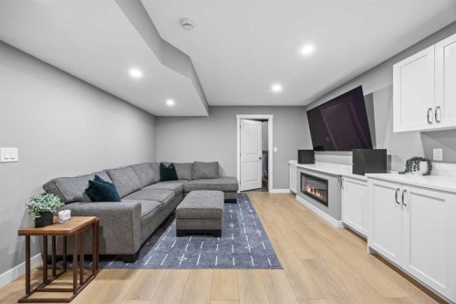 4446 Elgin Avenue Se, Calgary, AB - Indoor