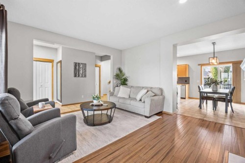 4446 Elgin Avenue Se, Calgary, AB - Indoor Photo Showing Living Room