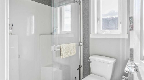 435 Savanna Boulevard Ne, Calgary, AB - Indoor Photo Showing Bathroom