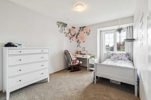 190 Mt Robson Close Se, Calgary, AB - Indoor Photo Showing Bedroom
