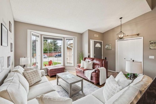 190 Mt Robson Close Se, Calgary, AB - Indoor Photo Showing Living Room