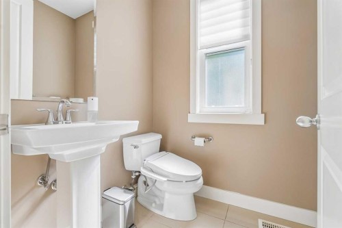 30 Ascot Crescent Sw, Calgary, AB - Indoor Photo Showing Bathroom