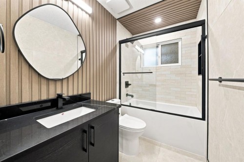 8304 11 Street Sw, Calgary, AB - Indoor Photo Showing Bathroom