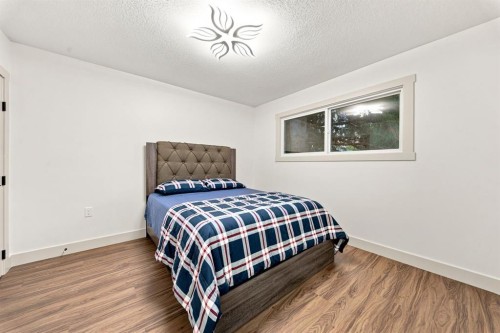 8304 11 Street Sw, Calgary, AB - Indoor Photo Showing Bedroom
