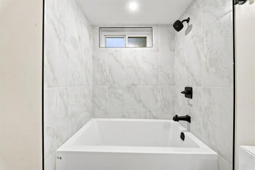8304 11 Street Sw, Calgary, AB - Indoor Photo Showing Bathroom