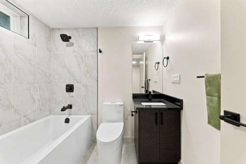 8304 11 Street Sw, Calgary, AB - Indoor Photo Showing Bathroom