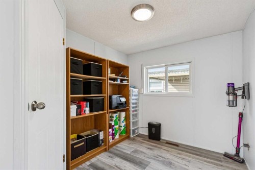 25 Erin Woods Circle Se, Calgary, AB - Indoor