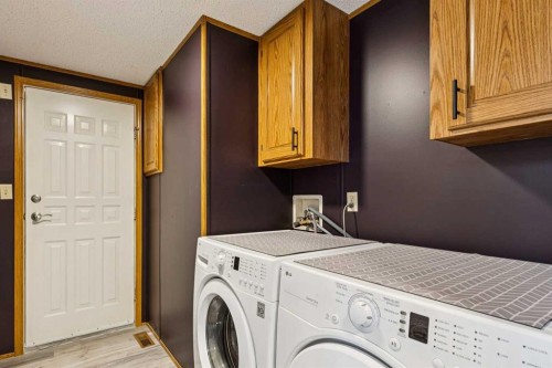 25 Erin Woods Circle Se, Calgary, AB - Indoor Photo Showing Laundry Room