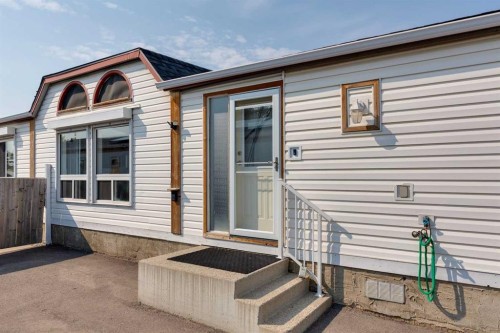 25 Erin Woods Circle Se, Calgary, AB - Outdoor With Exterior