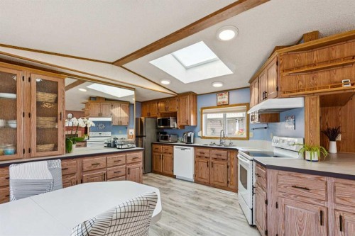 25 Erin Woods Circle Se, Calgary, AB - Indoor Photo Showing Kitchen