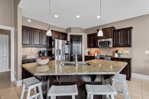 9 Liberty Place, Sylvan Lake, AB - Indoor Photo Showing Kitchen With Stainless Steel Kitchen With Double Sink With Upgraded Kitchen