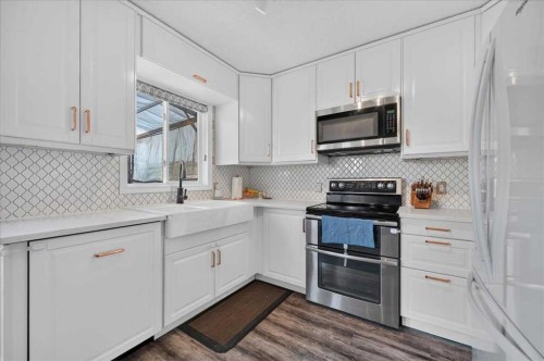 95 Hidden Point Nw, Calgary, AB - Indoor Photo Showing Kitchen