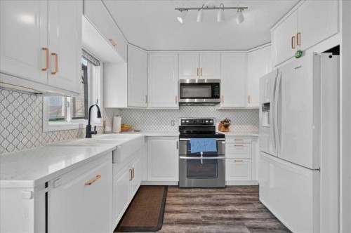 95 Hidden Point Nw, Calgary, AB - Indoor Photo Showing Kitchen With Upgraded Kitchen