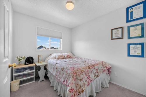 95 Hidden Point Nw, Calgary, AB - Indoor Photo Showing Bedroom